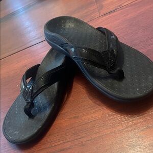 Ladies Vionic Black Flip Flops size 8 1/2